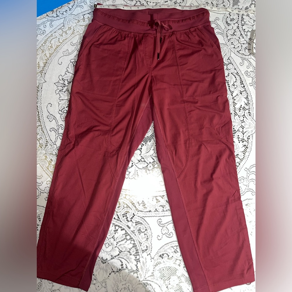 Lululemon dance studio mid-rise tapered leg pant size 8 excellent condition!